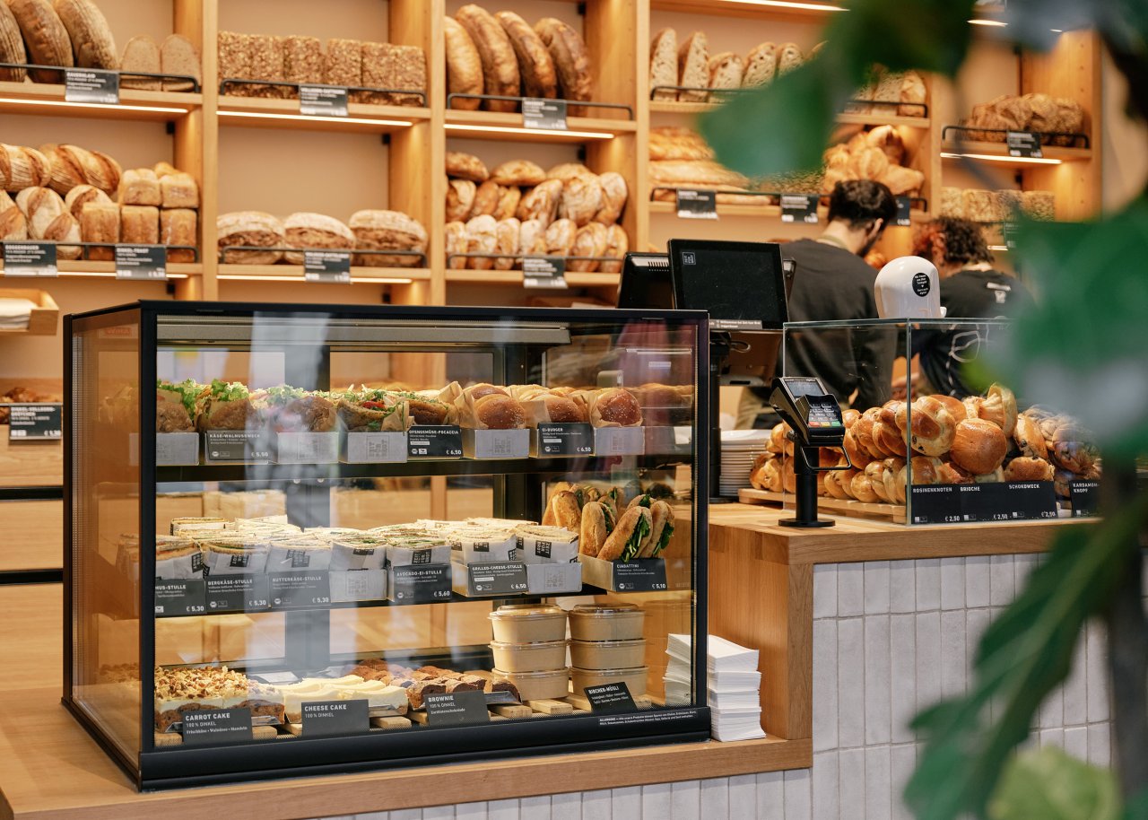 Verkaufstresen unserer Filiale in der Alten Sch&ouml;nhauser Stra&szlig;e 4 in Berlin.